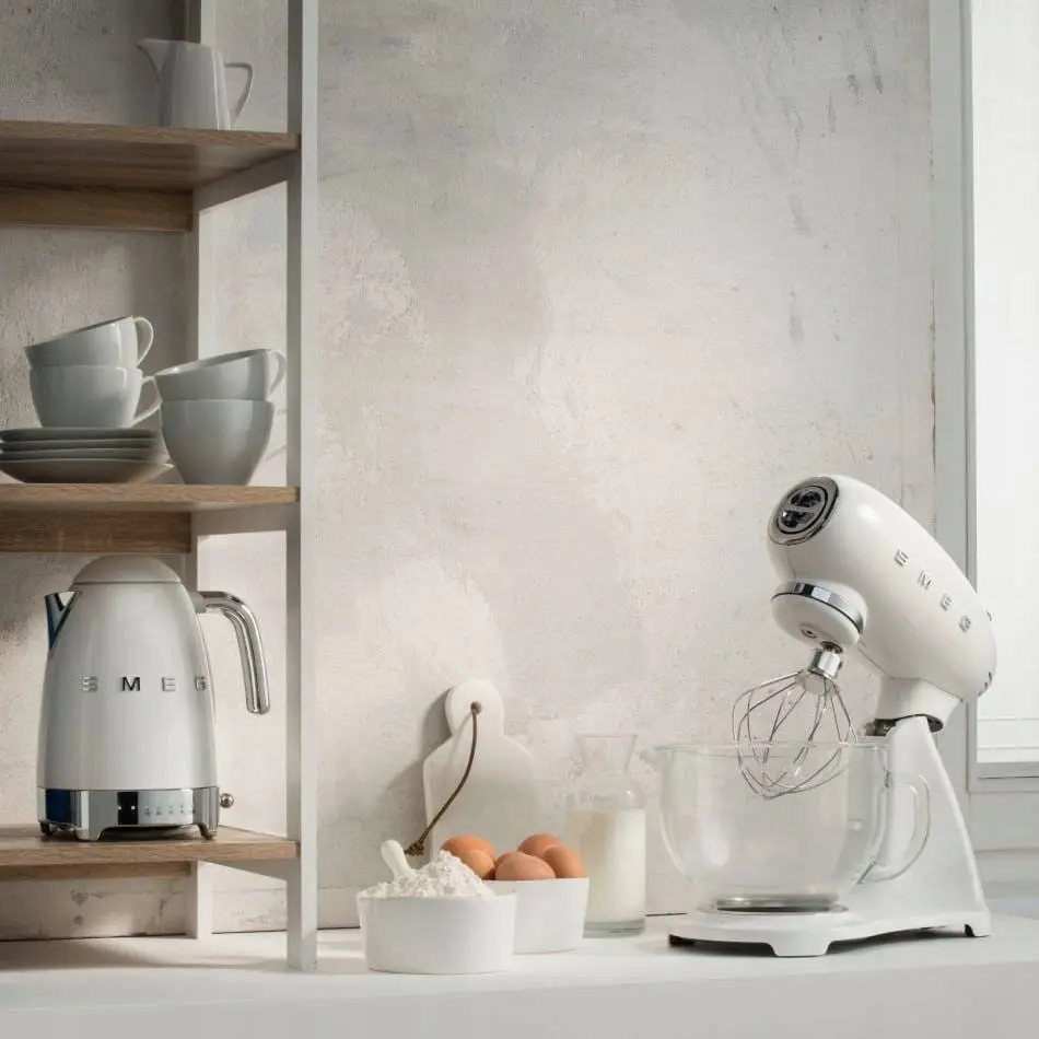 Robot kuchenny SMEG w kolorze białym przygotowany do wyrabiania ciasta